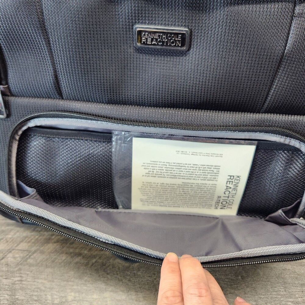 Kenneth Cole Reaction EZ-Scan 17" R-Tech Laptop Messenger Bag Black - Picture 3 of 12